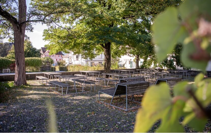Leere Sitzplätze auf dem Schulhof